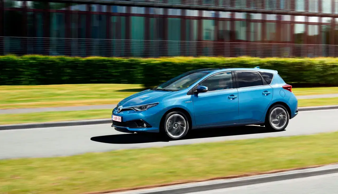 Toyota Auris hybryda czy warto? Odkryj zalety i wady tego modelu