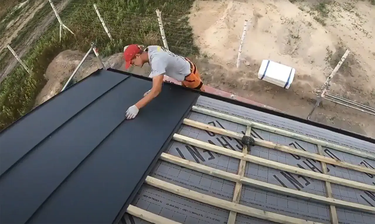 Blacha na altanę: Jaki wybrać? Poradnik, ceny, montaż