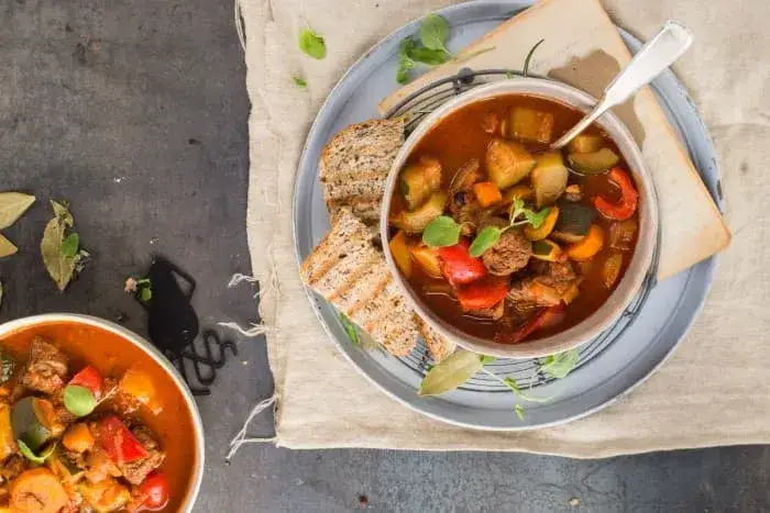 Gulasz z cukinią, papryką, pomidorami i kawałkami wołowiny