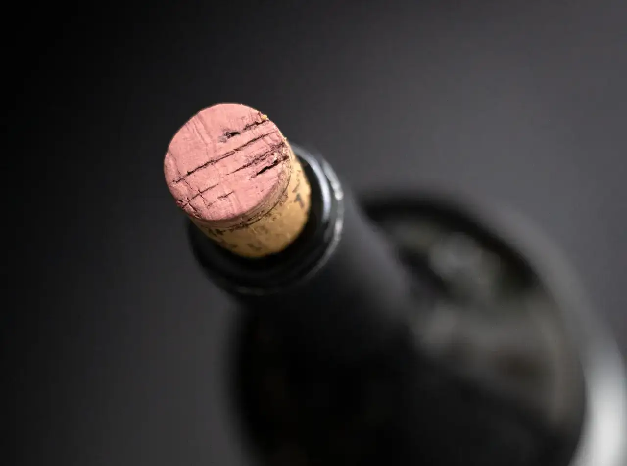 Otwórz wino bez korkociągu! 5 awaryjnych sposobów, które działają