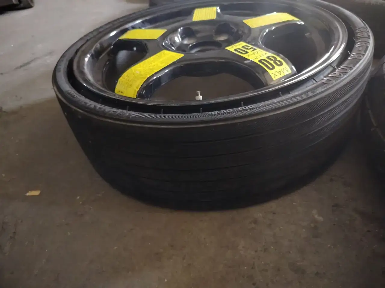 Koło zapasowe do Fiata Ducato, z żółtymi naklejkami informującymi o maksymalnej prędkości 80 km/h.