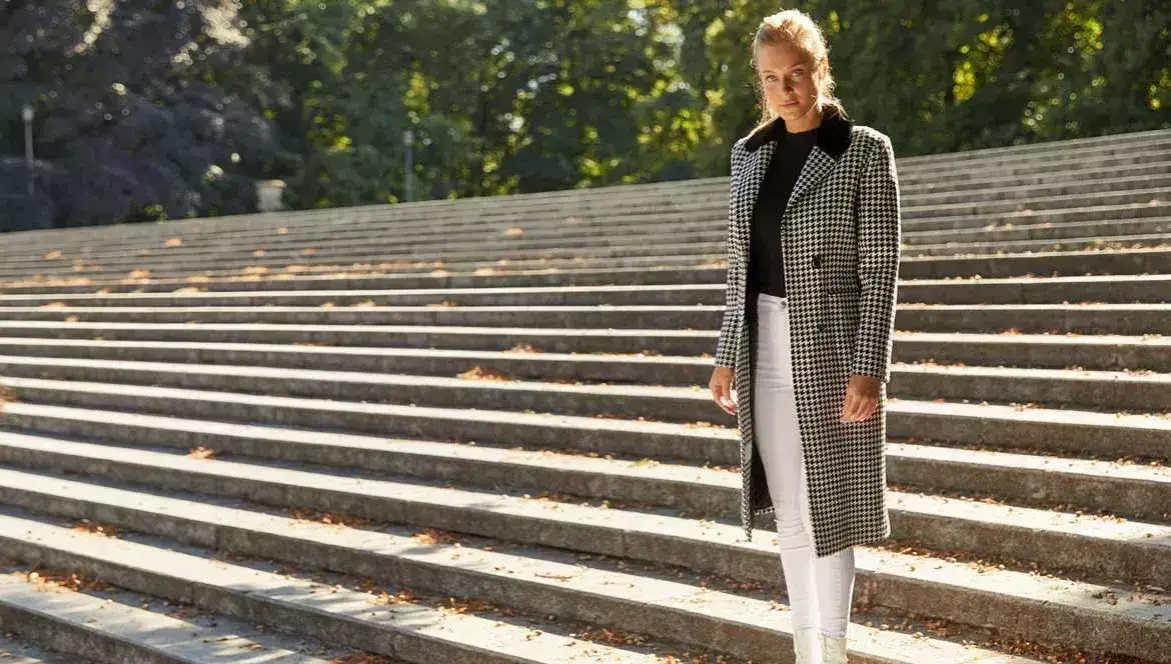 Najlepsze outfit na jesień: jak stworzyć stylowe i praktyczne zestawy