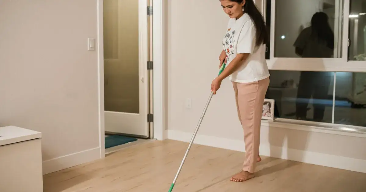 Czym myć panele po remoncie, aby uniknąć uszkodzeń i smug?