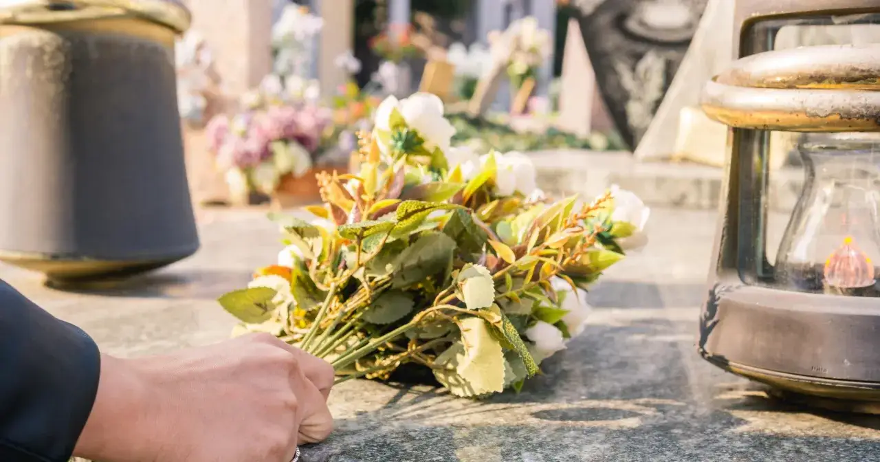 Kto sprząta wieńce po pogrzebie? Wszystko o porządkach na grobie