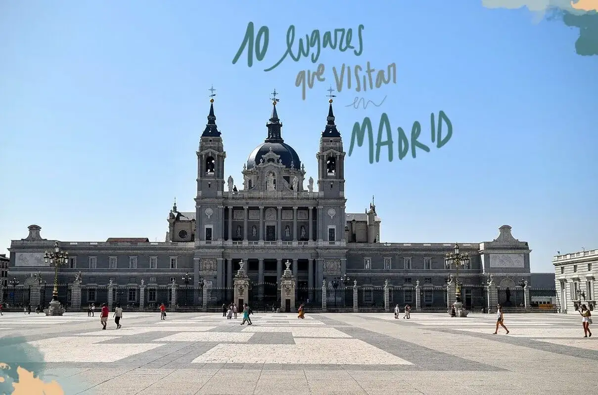 Palacio Real de Madrid con gente paseando en la plaza y texto "10 lugares que visitar en Madrid".