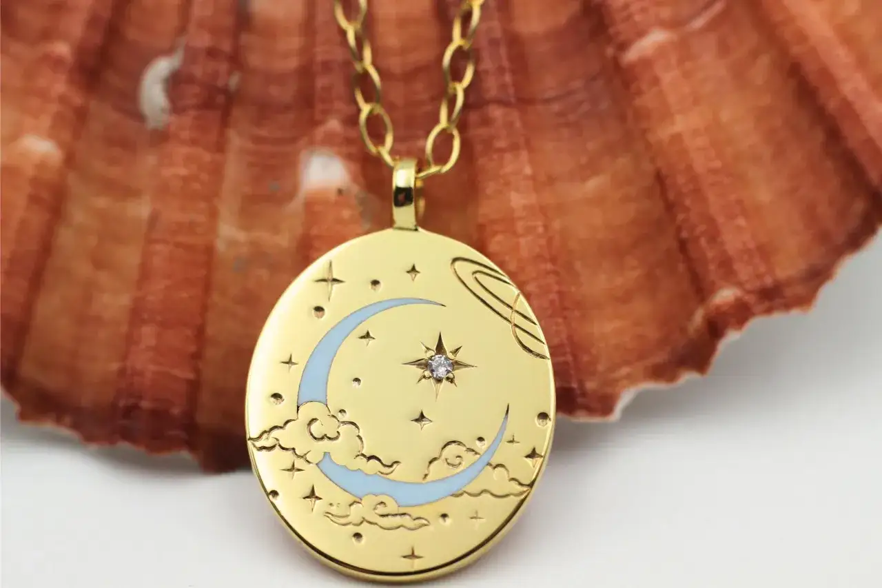 Półksiężyc wisiorek znaczenie: odkryj jego głęboką symbolikę i moc