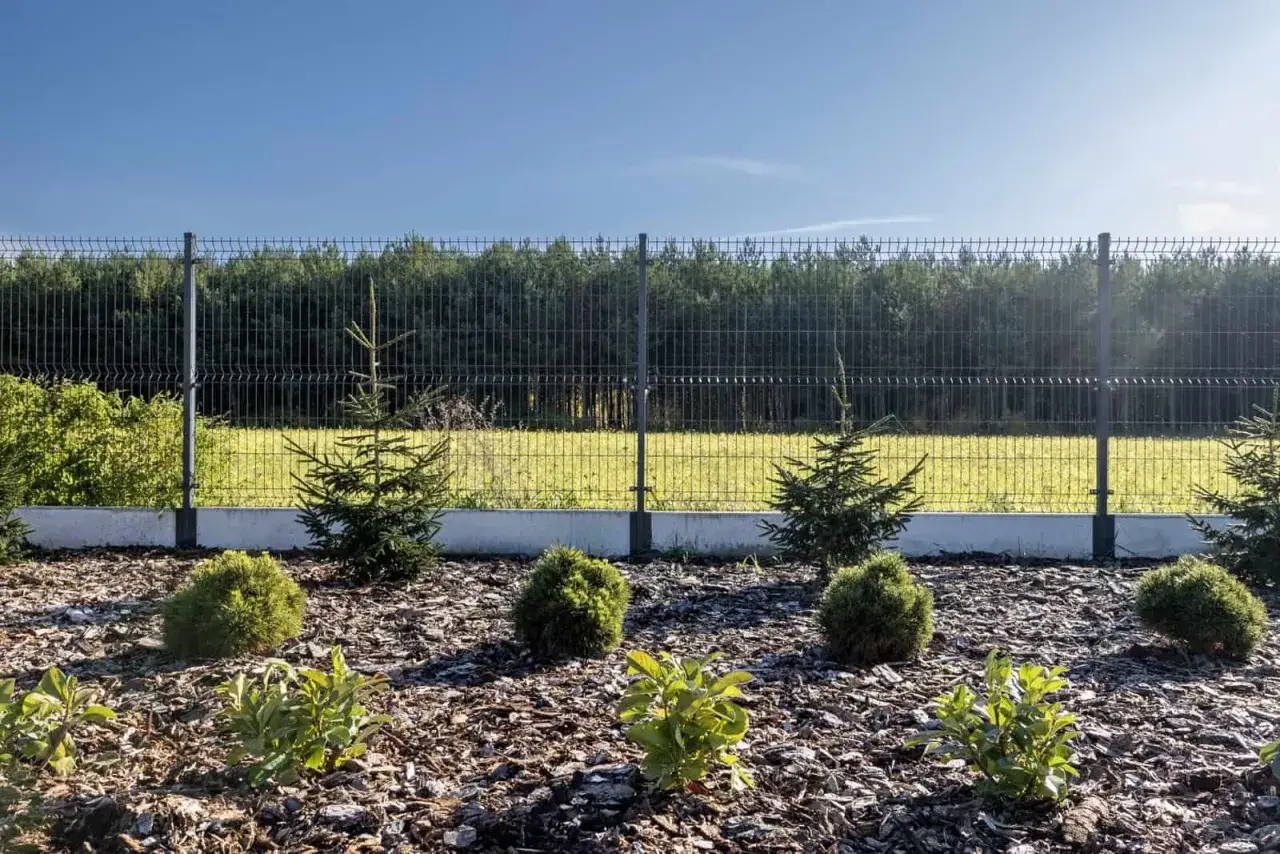 Ile kosztuje ogrodzenie z siatki? Sprawdź, co wpływa na cenę