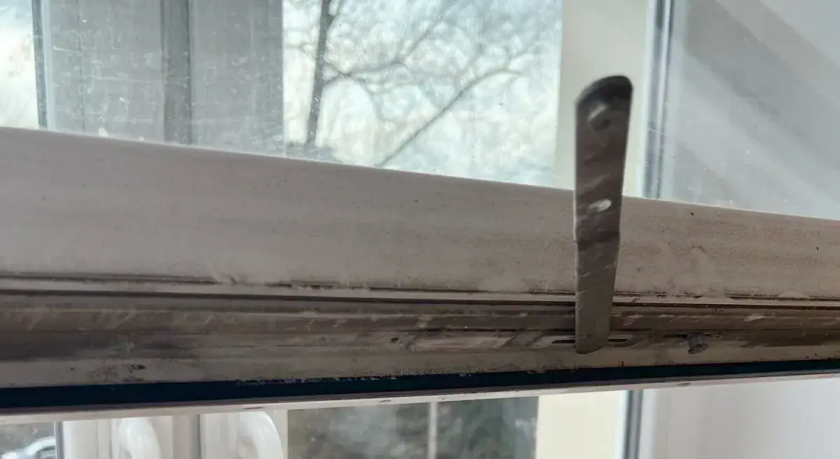 Jak otworzyć uchylone okno bez uszkodzeń i frustracji?