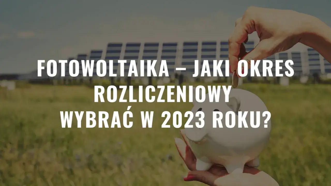 Rząd paneli fotowoltaicznych na polu, ręka wrzuca monetę do skarbonki.