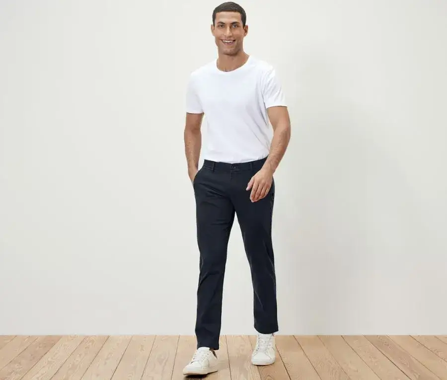 Co pasuje do niebieskich spodni męskich? Odkryj najlepsze stylizacje