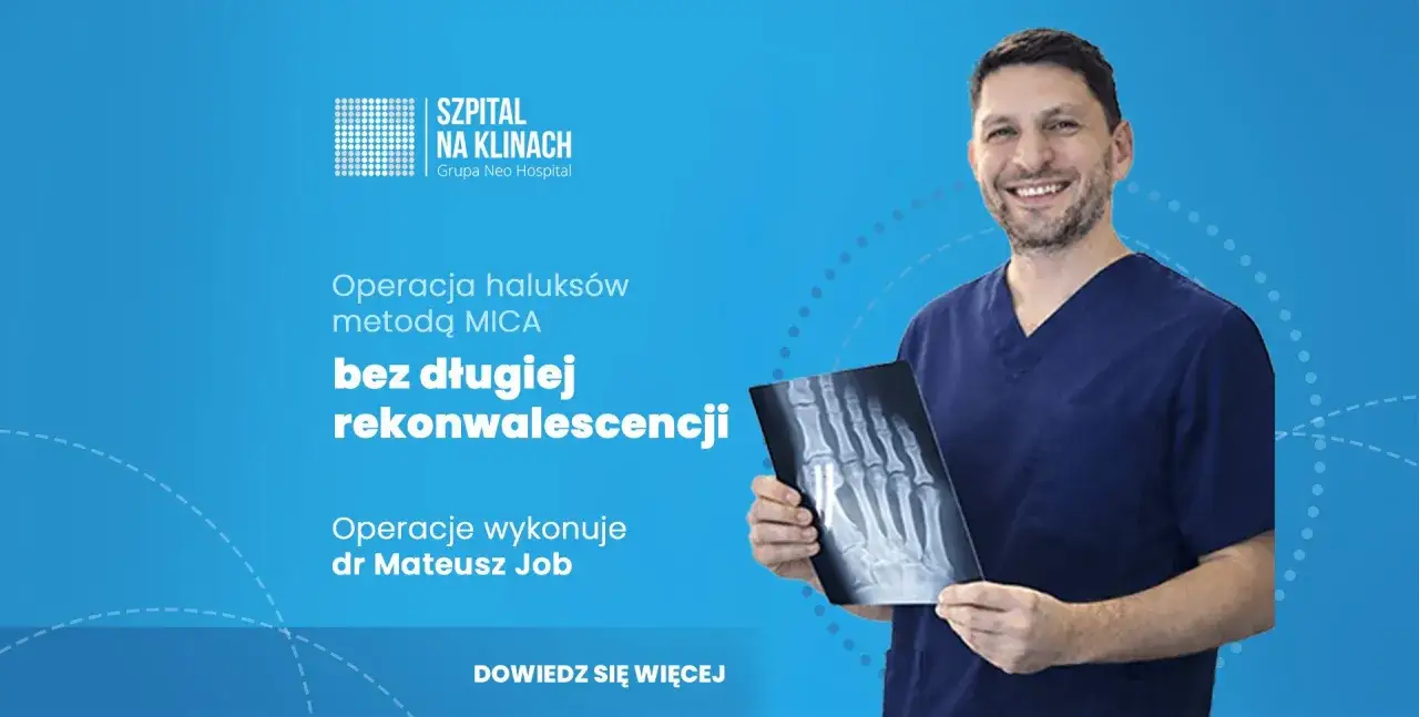 Uśmiechnięty lekarz w granatowym uniformie trzyma prześwietlenie stopy, prezentując, jak wygląda operacja haluksa metodą MICA bez długiej rekonwalescencji.