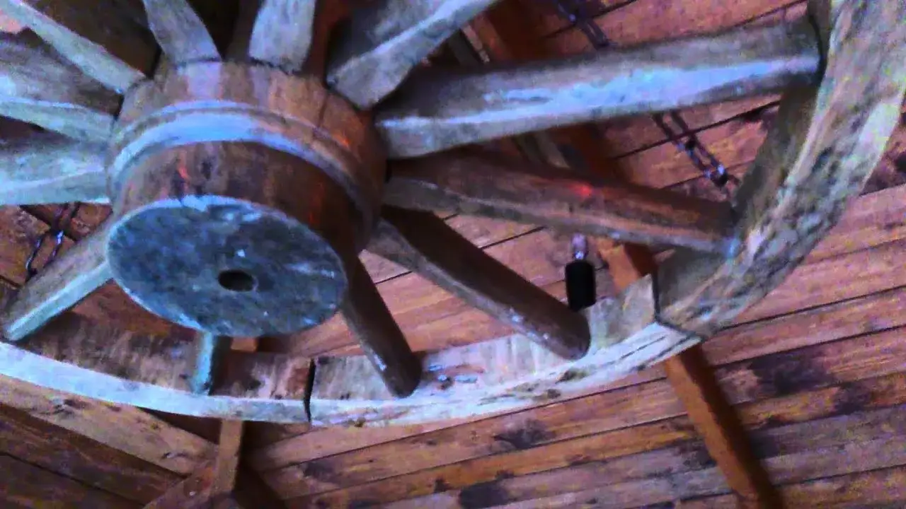 Jak zrobić żyrandol z koła od wozu i uniknąć typowych błędów