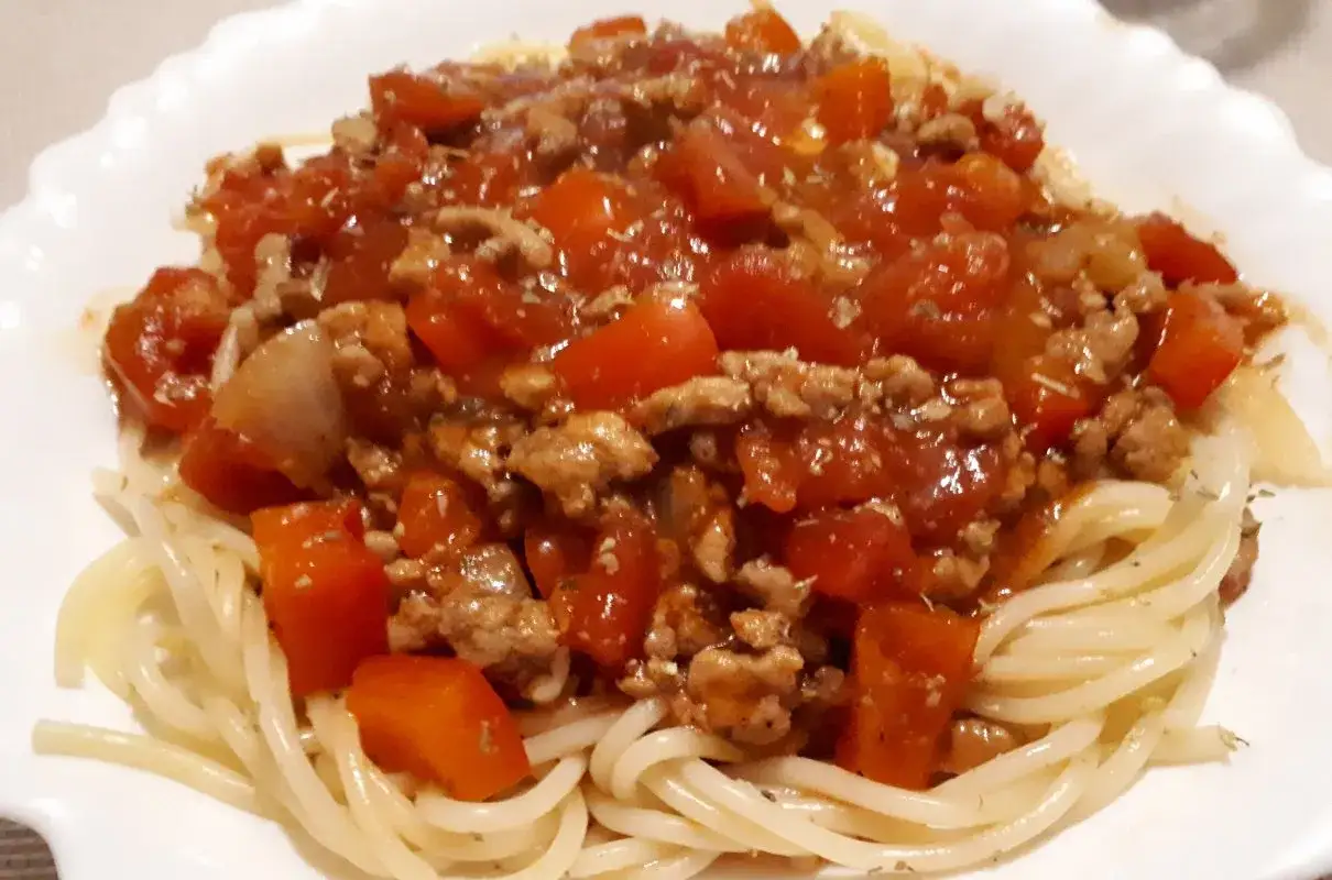 Pyszne spaghetti z warzywami i mięsem mielonym w 30 minut