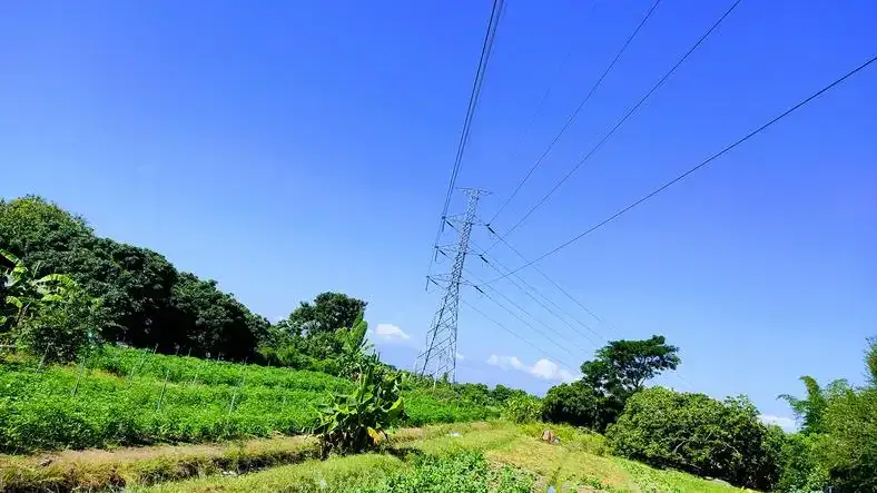 Jak skutecznie pozbyć się słupa energetycznego na działce bez problemów