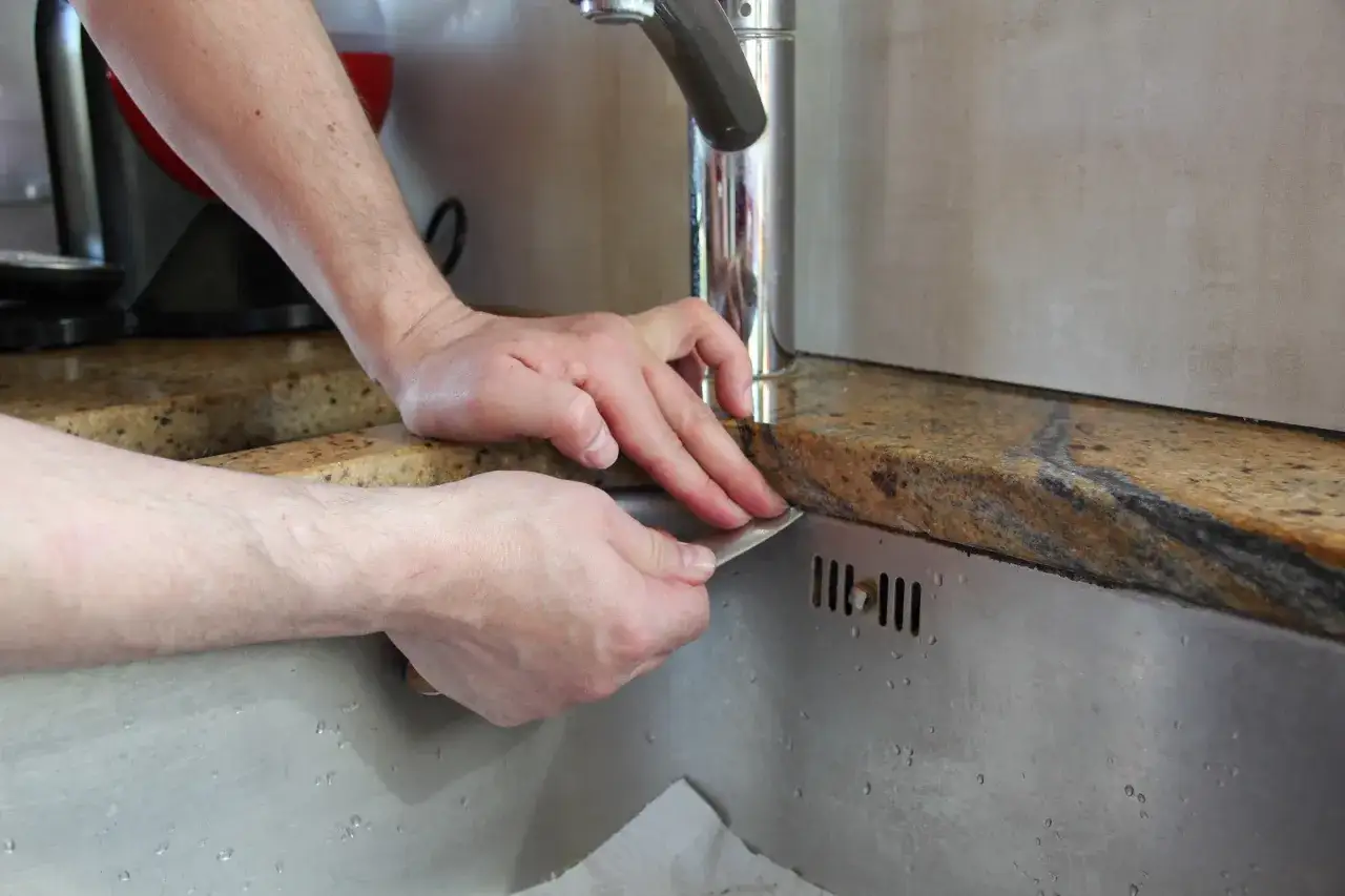 Jak usunąć silikon z blatu bez ryzyka uszkodzenia powierzchni