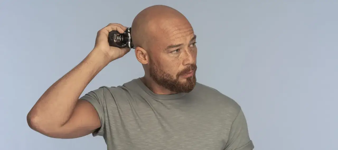 Golenie głowy golarką elektryczną: Jak to zrobić bez podrażnień?