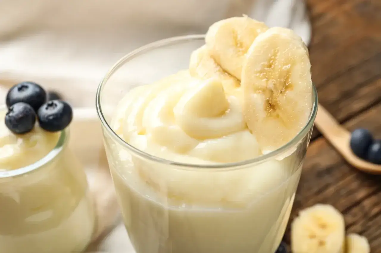 Pyszny deser, jak zrobić pudding proteinowy. Kremowy pudding z bananem i borówkami.