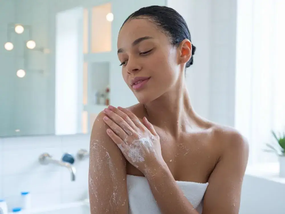 Jaki peeling przed opalaniem natryskowym, aby uniknąć plam i podrażnień?