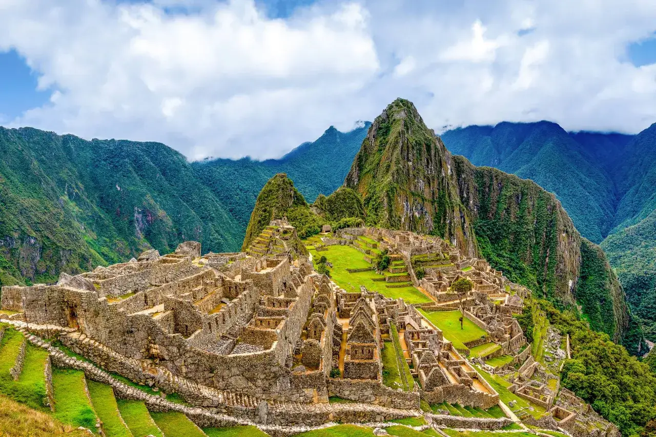 Machu Picchu, jeden z 7 cudów świata, majestatycznie wznosi się wśród zielonych Andów.