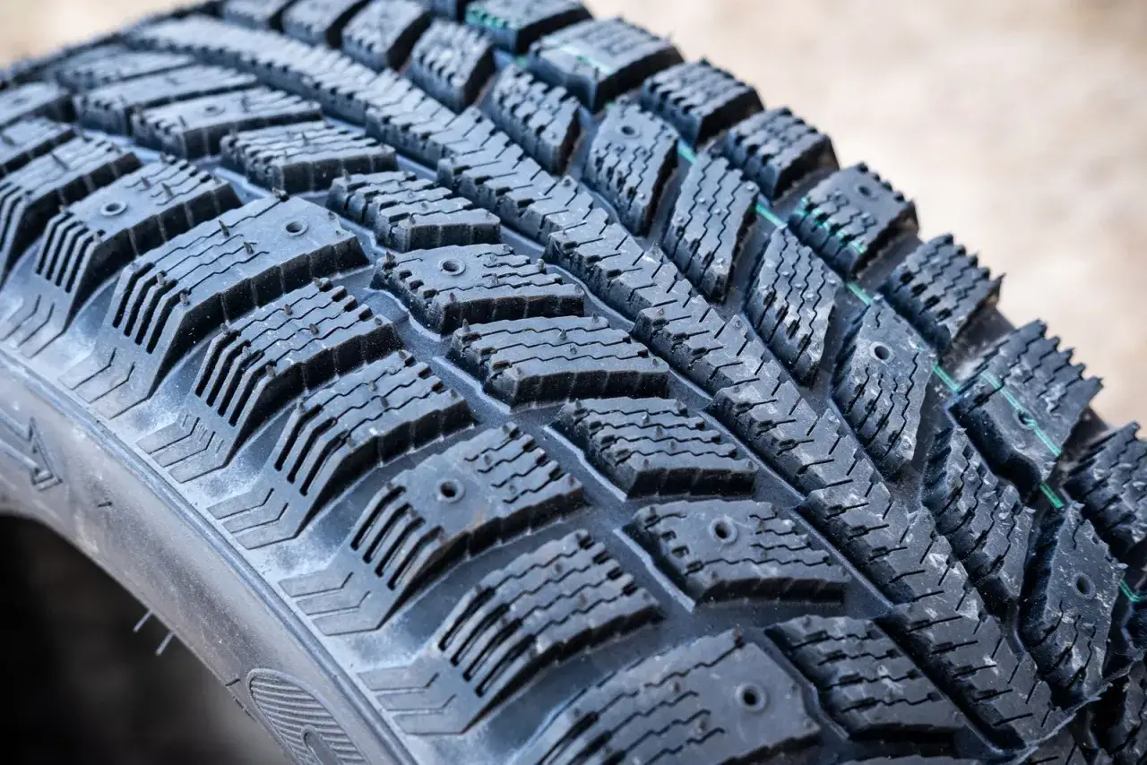 Opony bieżnikowane: Jaką firmę wybrać? Poradnik Sylwestra P.