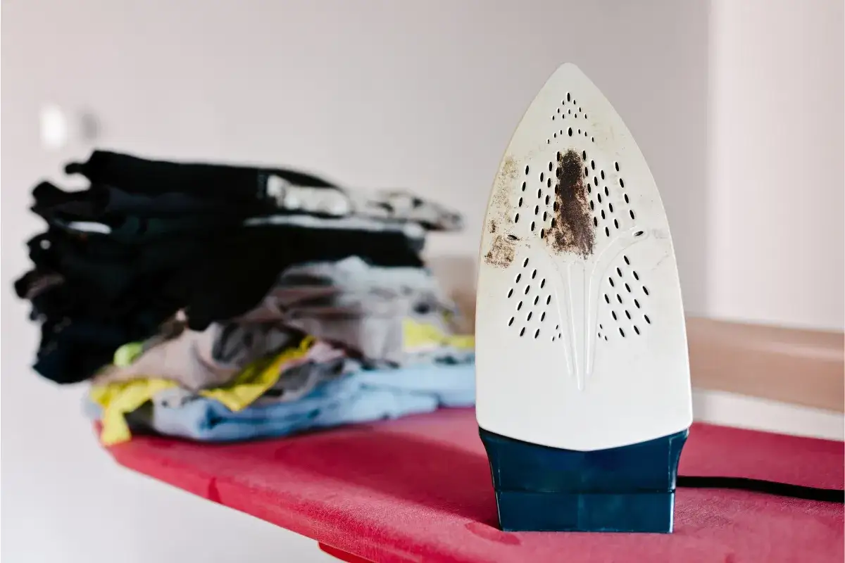 Jak usunąć plamę z żelazka - skuteczne sposoby na czyste żelazko