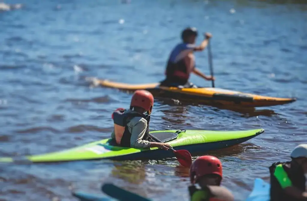 Co zabrać na kajaki z dzieckiem, aby zapewnić bezpieczeństwo i radość