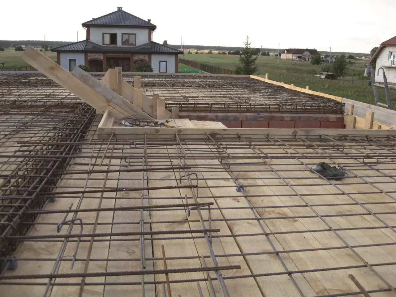 Strop jednokierunkowo zbrojony: Kluczowe informacje o konstrukcji i zastosowaniach