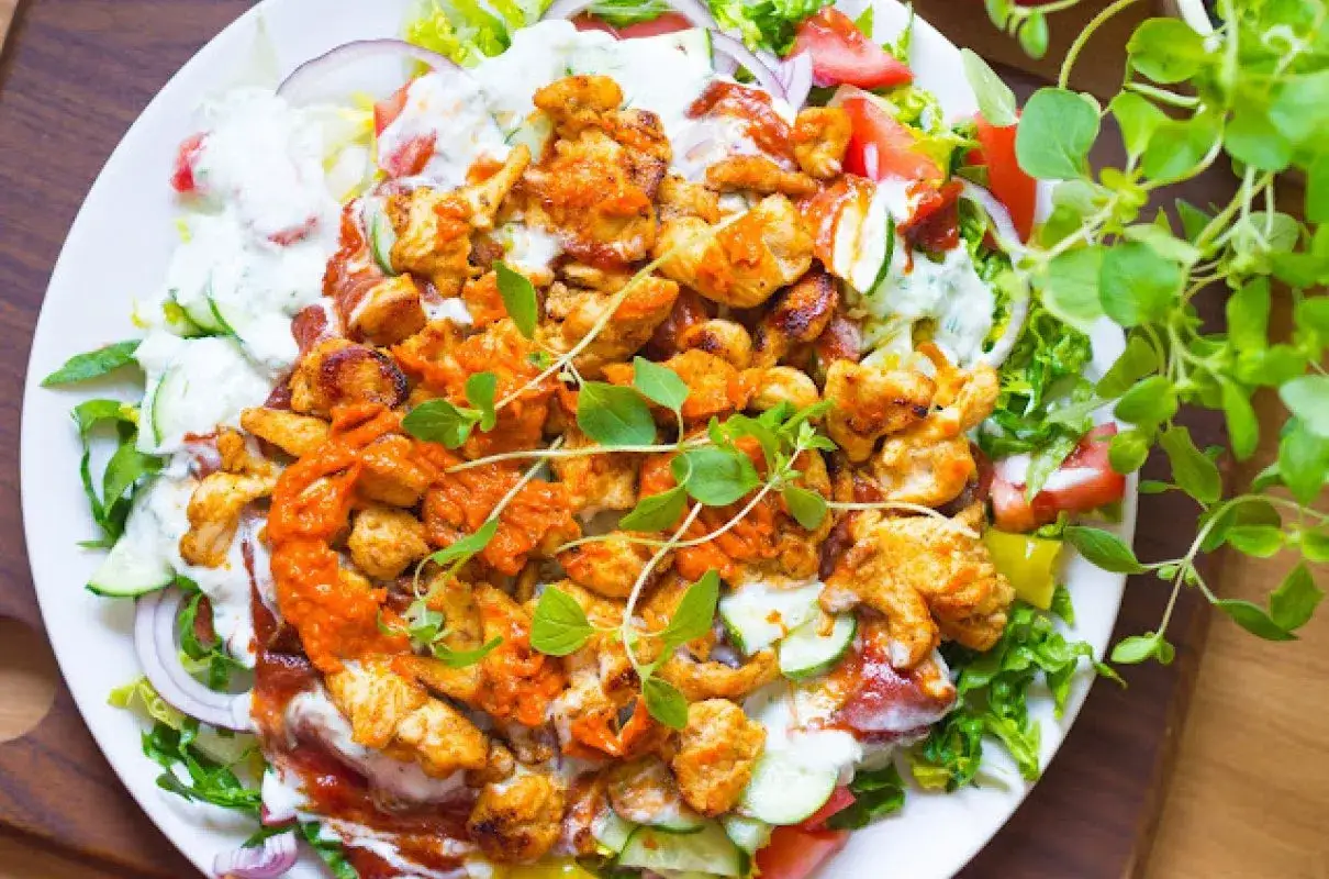 Pyszny kebab na keto z kurczakiem, warzywami i sosem jogurtowym. Idealny posiłek dla dbających o linię.