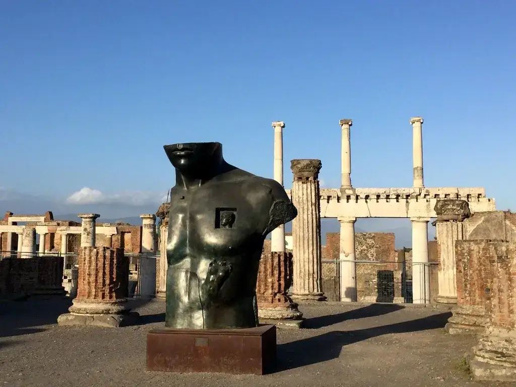 Pompeje Mitoraj: Odkryj niezwykłe rzeźby w sercu starożytności