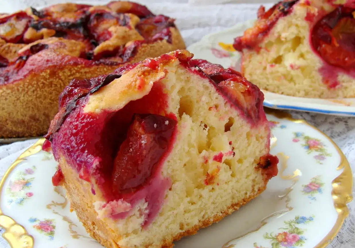 Puszyste ciasto drożdżowe na suchych drożdżach z soczystymi śliwkami. Idealne na deser, przepis prosty i szybki.