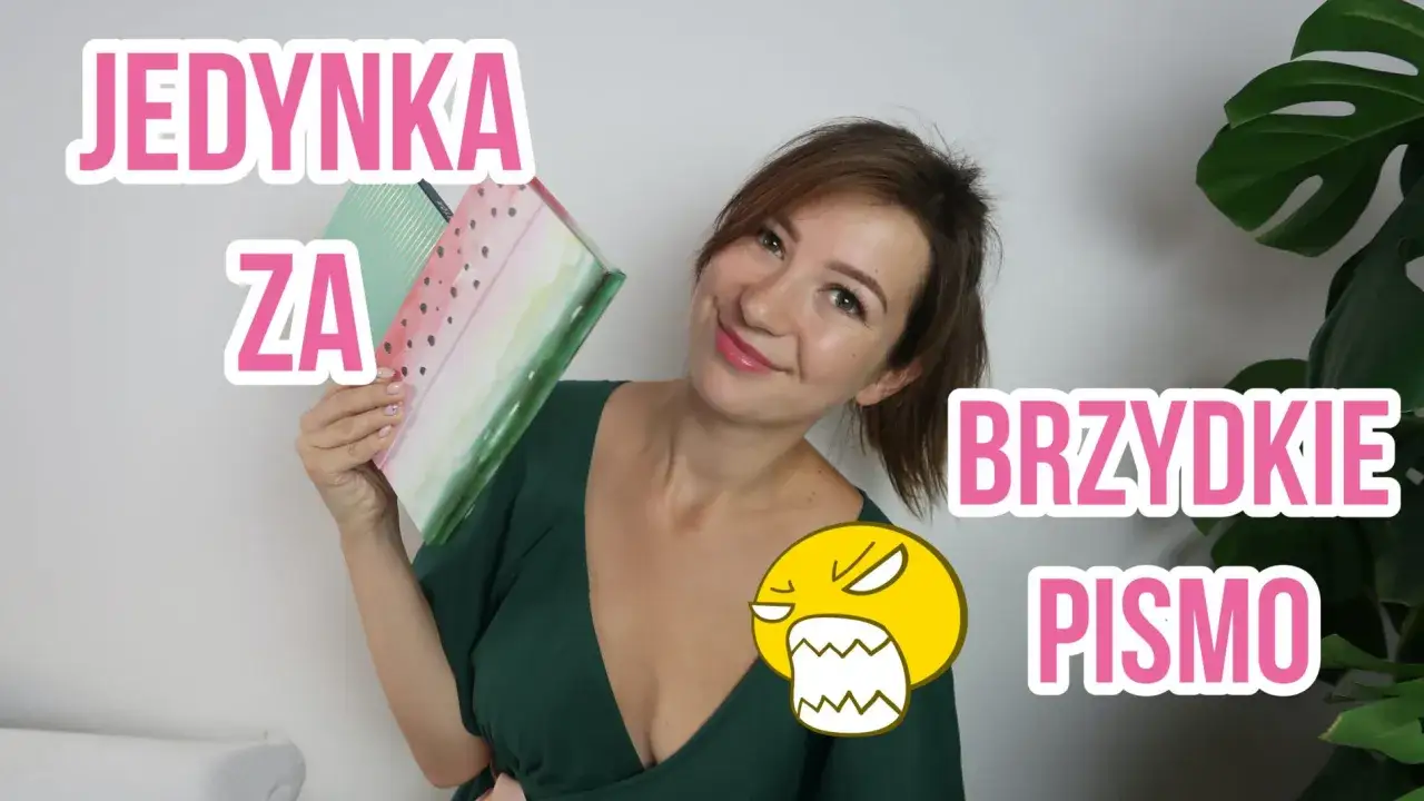 Kobieta trzyma zeszyt z napisem "JEDYNA ZA BRZYDKIE PISMO". Czy można oceniać zeszyt ucznia po wyglądzie?