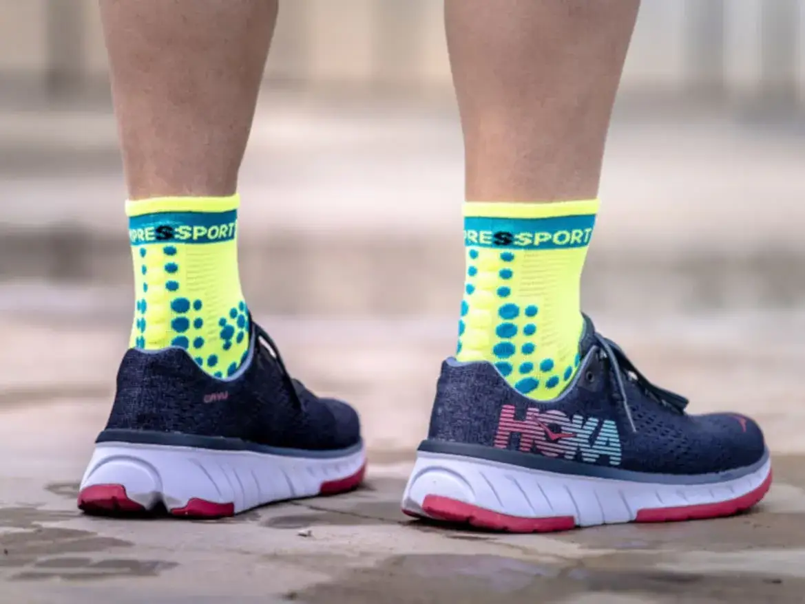 Jakie skarpety do biegania wybierać, aby uniknąć otarć i bólu?