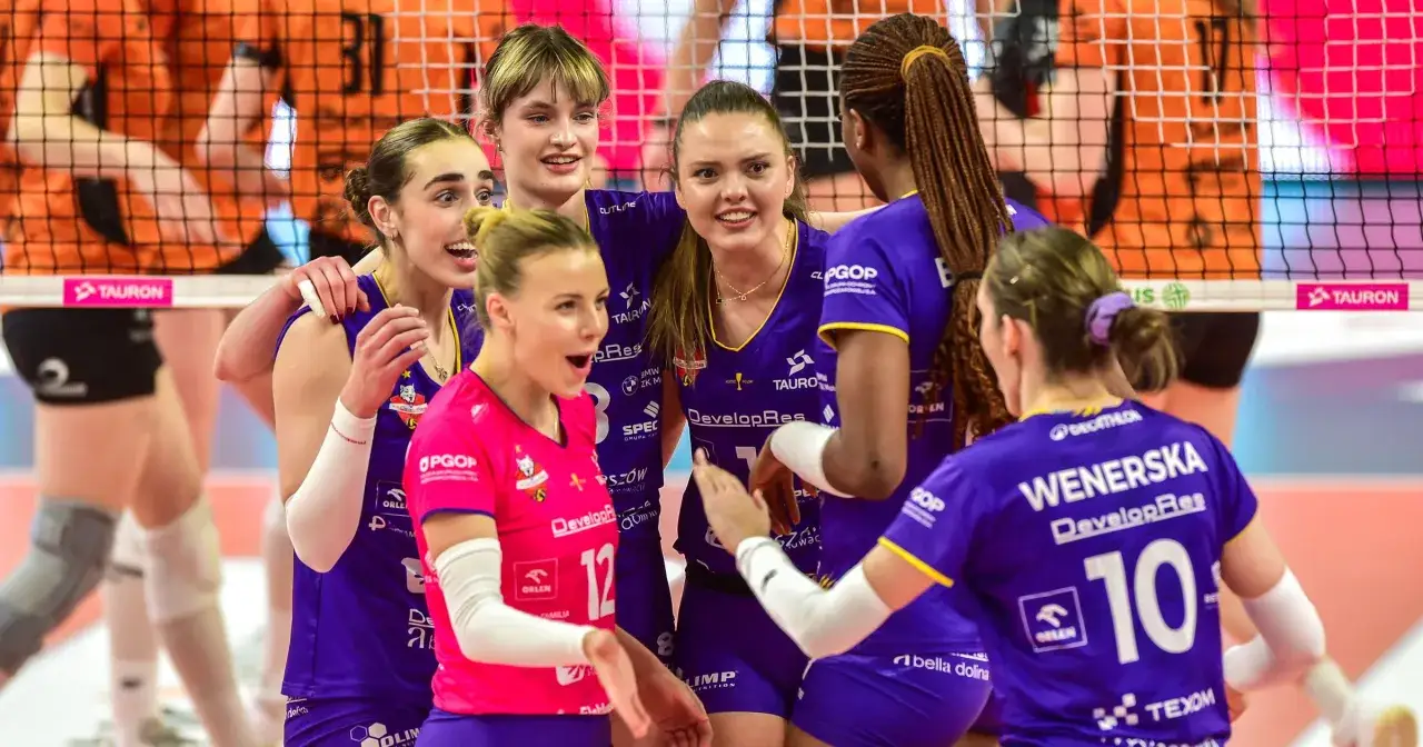 Siatkarki świętują zwycięstwo w Lidze Mistrzyń siatkówka. Radość i okrzyki po udanej akcji na boisku.