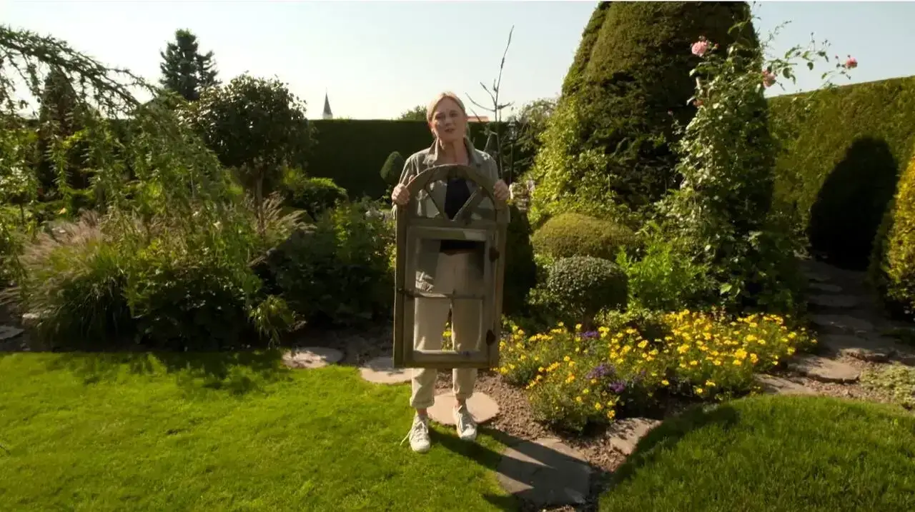 Kreatywne pomysły na to, jak wykorzystać stare okna w ogrodzie przyciągną uwagę