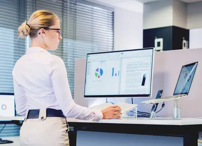 Jak monitor, mysz i klawiatura wpływają na efektywność pracy?