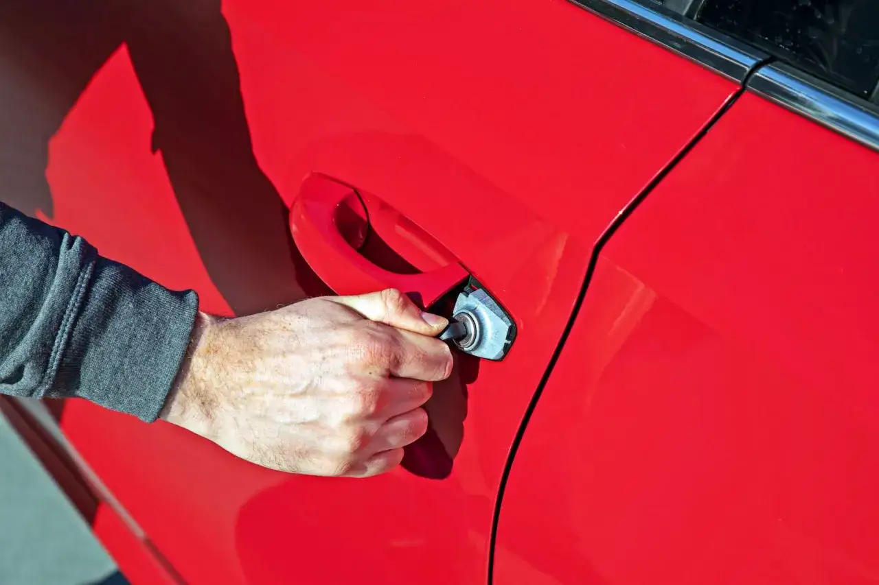 Jak bezpiecznie otworzyć Peugeota 407 bez kluczyków - skuteczne metody awaryjnego dostępu