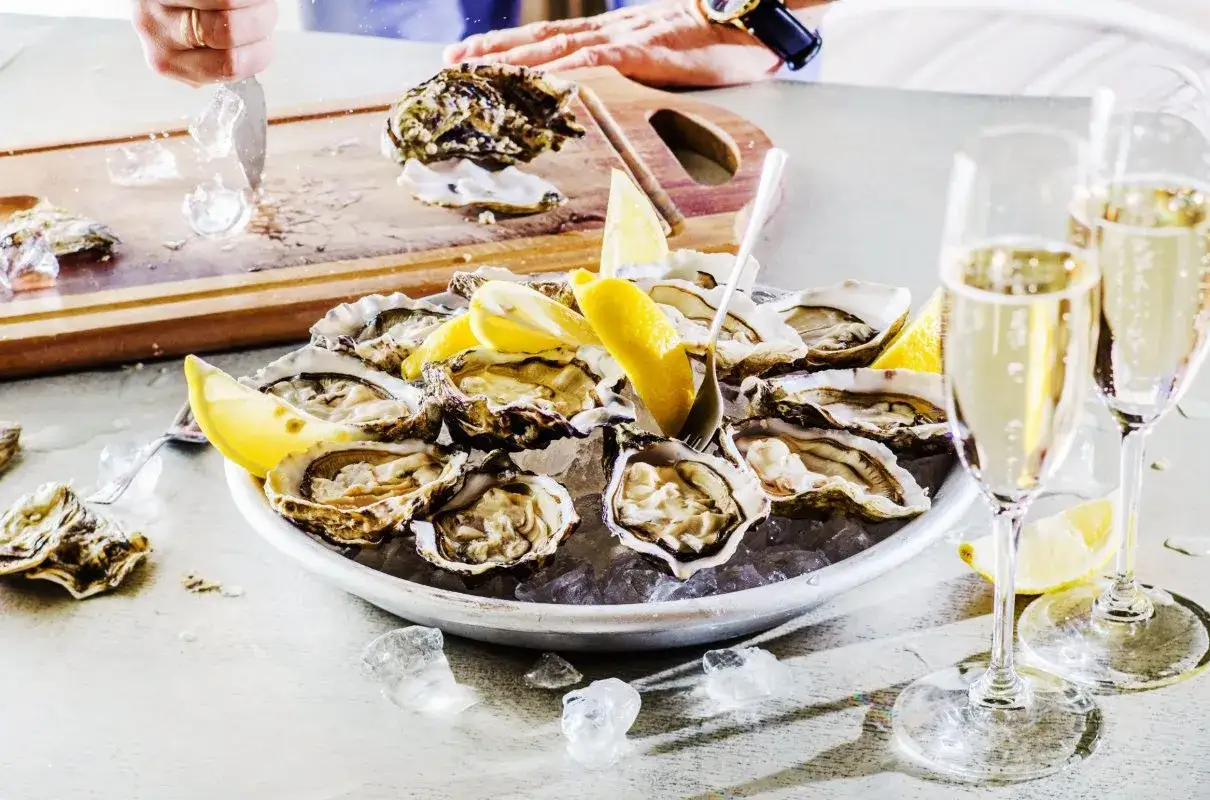 Świeże ostrygi z cytryną i szampanem – idealne, co przywieźć z Francji do jedzenia.