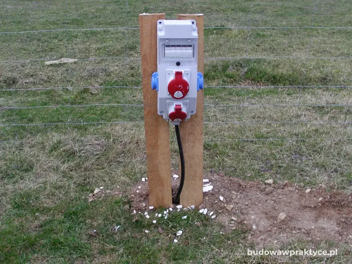 Skrzynka elektryczna na działce i co dalej – uniknij problemów z prądem