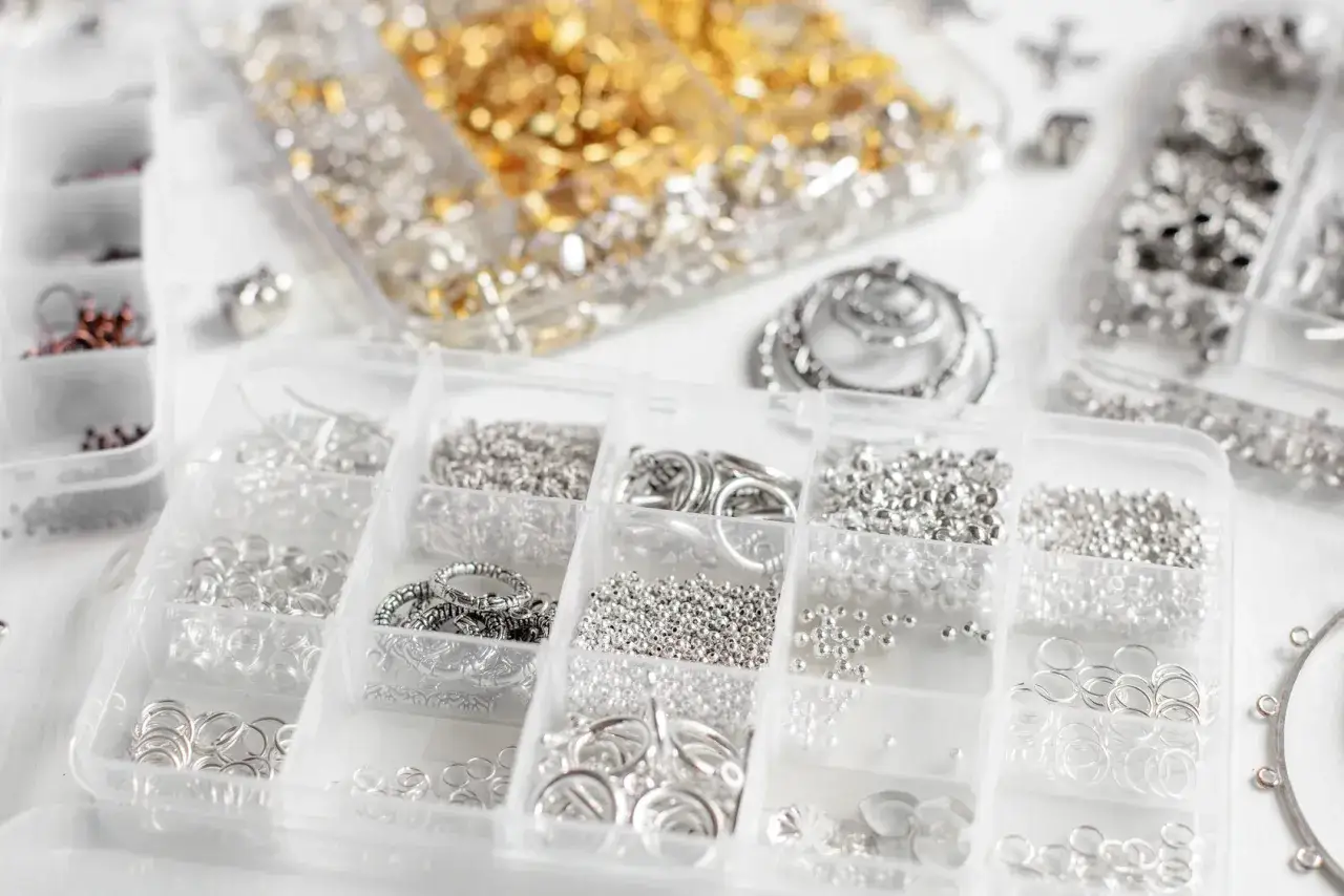 Jaki drut do biżuterii? Odkryj najlepsze materiały i ich zastosowanie