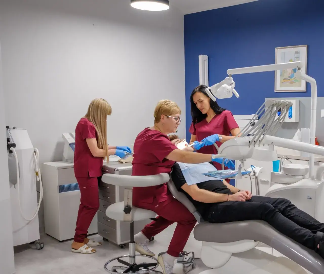 Czy na pogotowiu dentystycznym wyrywają zęby w nagłych sytuacjach?