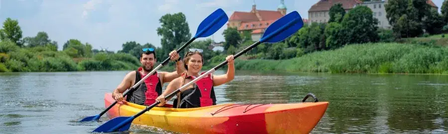 Kajakarstwo kabłąkowe: Kluczowe techniki, trasy i bezpieczeństwo