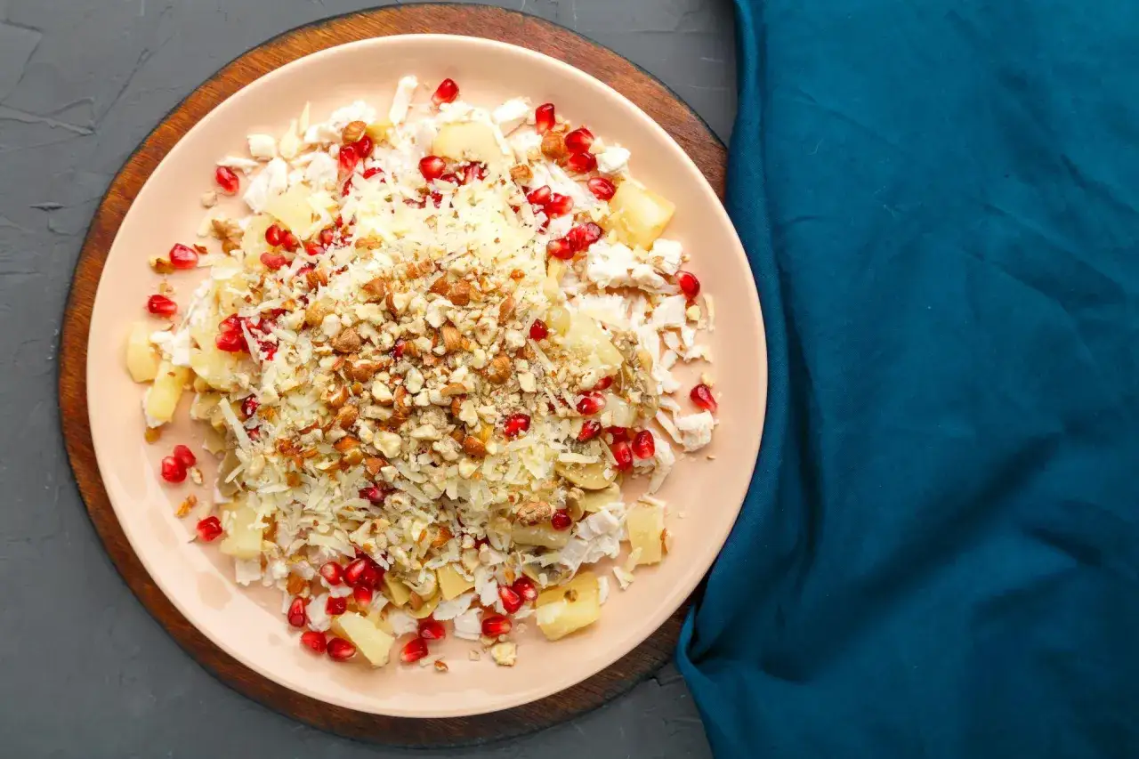 Sałatka z granatem i kurczakiem: Sylwestrowy hit, który zachwyci!