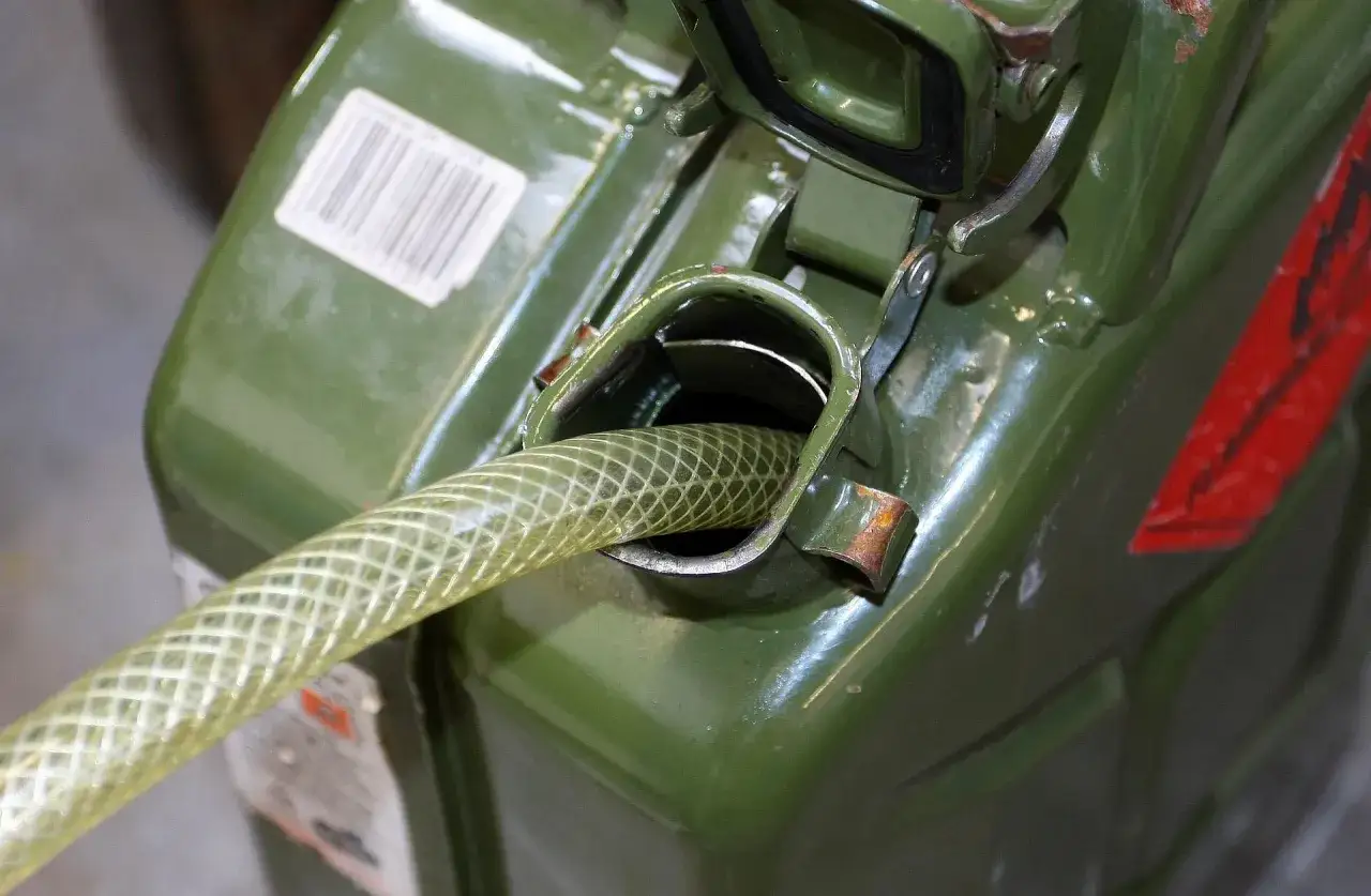 Jak długo przechowywać benzynę E10? Uniknij uszkodzeń silnika!