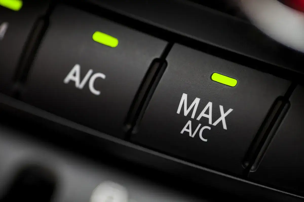Uszkodzona chłodnica klimy? Rozpoznaj objawy i uniknij drogich usterek