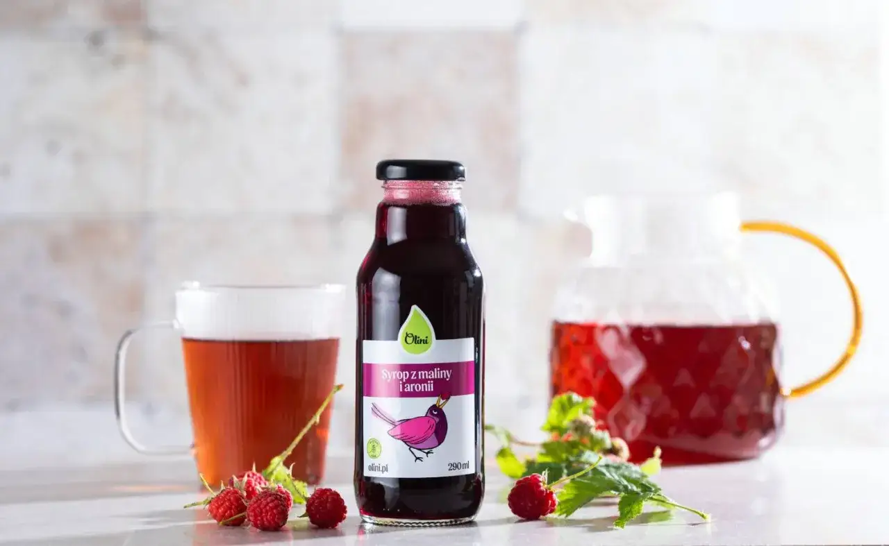 Malinowo-aroniowy syrop Olini to pyszny sposób na ból gardła. Podany z herbatą, rozgrzewa i łagodzi.