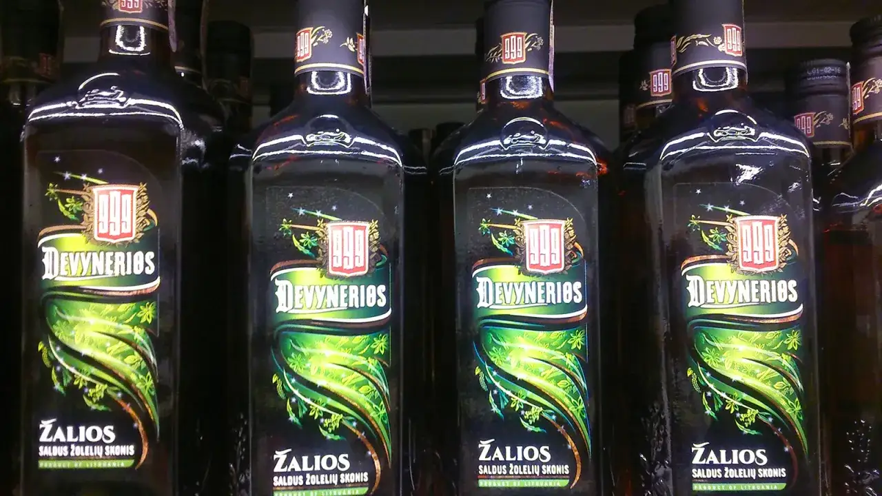 Butelki litewskiej nalewki "Devynerios" z ziołowym smakiem. Warto przywieźć z Litwy!