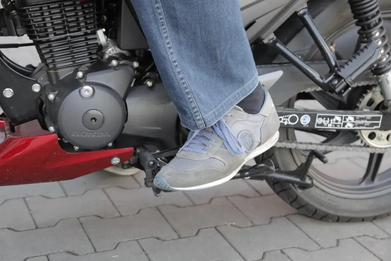 Czy zmiana biegów bez sprzęgła jest bezpieczna? Konsekwencje i praktyczne porady