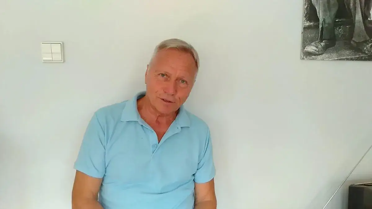 Waldek Nowak stand up: Odkryj jego niezapomniane występy i styl komediowy