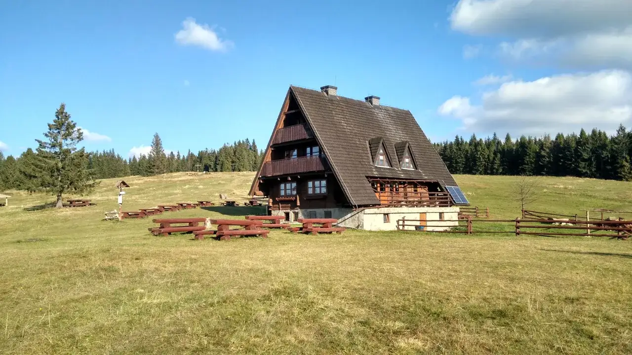 Bacówka na Krawcowym Wierchu: Noclegi, szlaki, widoki. Czy warto?