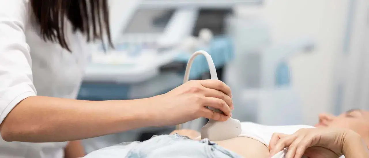 Lekarz wykonuje badanie USG pęcherza moczowego pacjentki.